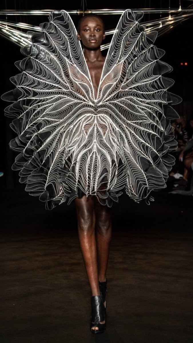 FashNerd's tweet photo. FashNerd | Iris van Herpen’s Syntopia Merges Artisanal Techniques With Modern Tech https://t.co/rHRVG1Dhyq #IvH #CoutureTech #FashionTech #IrisvanHerpen https://t.co/5G3iaujroL