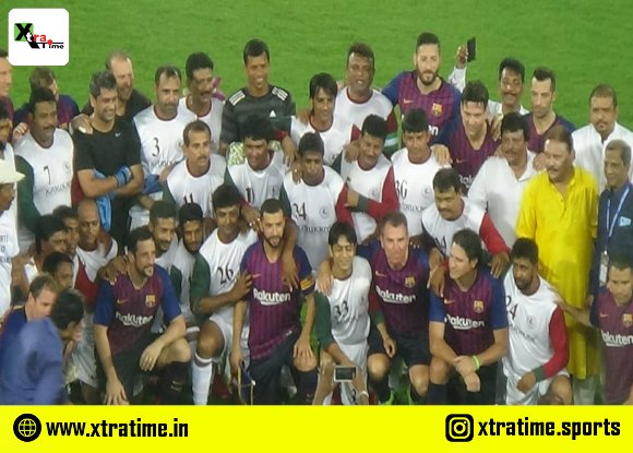 xtratimeindia's tweet photo. Photo session of .@FCBarcelona Legends and @Mohun_Bagan Legends ahead of the match at the Salt Lake Stadium.

#XtraTime #FCBLegends #MBLegends #Football https://t.co/EeYOP2eT4d