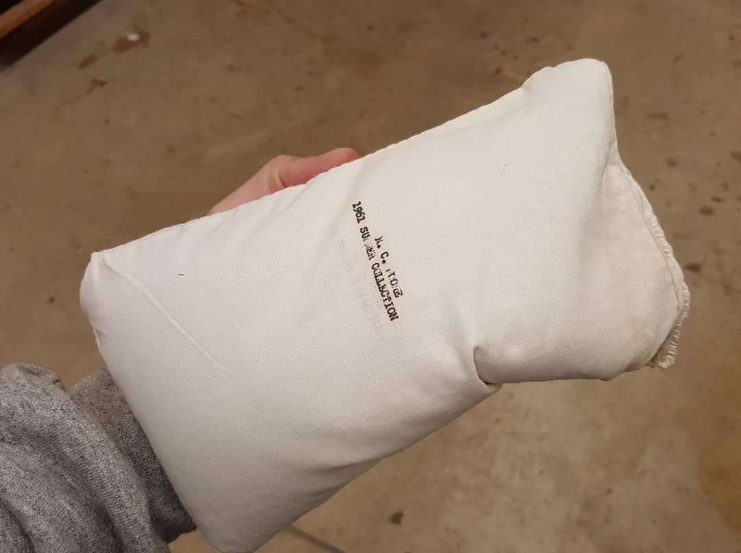 DunkCHOMPS's tweet image. For #FossilFriday: a handy photo guide to making one of any #paleolab's most unsung heroes: the sand bag!

Sand bags are used to prop up, support, and stabilize #fossils while we prepare them, glue them back together, or make clamshell cradles. (1)

#paleontology #fossilprep