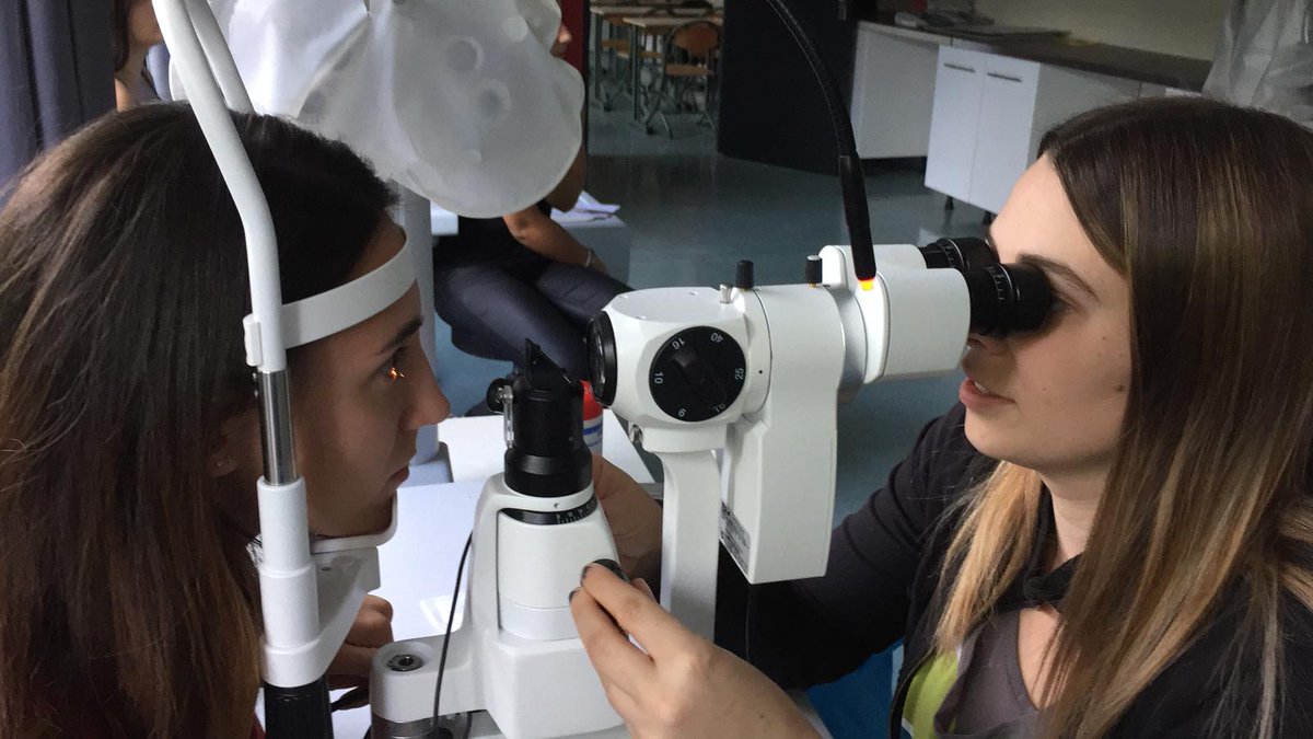 Pendant que certains étudiants en optique arpentent le #SILMOparis avec deux de leurs enseignants, d'autres s'entraînent à la mesure du prisme lacrymal!