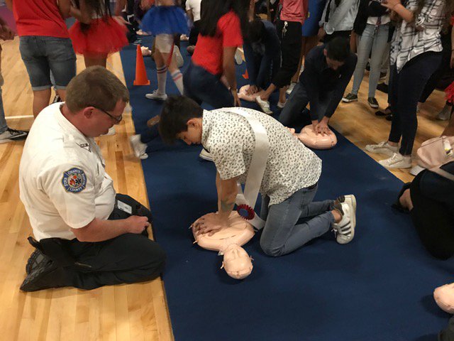 OCPS_FreedomHS's tweet photo. Students at Freedom High School are getting hands-on CPR training as part of World Heart Day. @hsdocps @DrBorder_OCPS #freedomhswhd2018 #FHSNation https://t.co/CZIqfj8dYm
