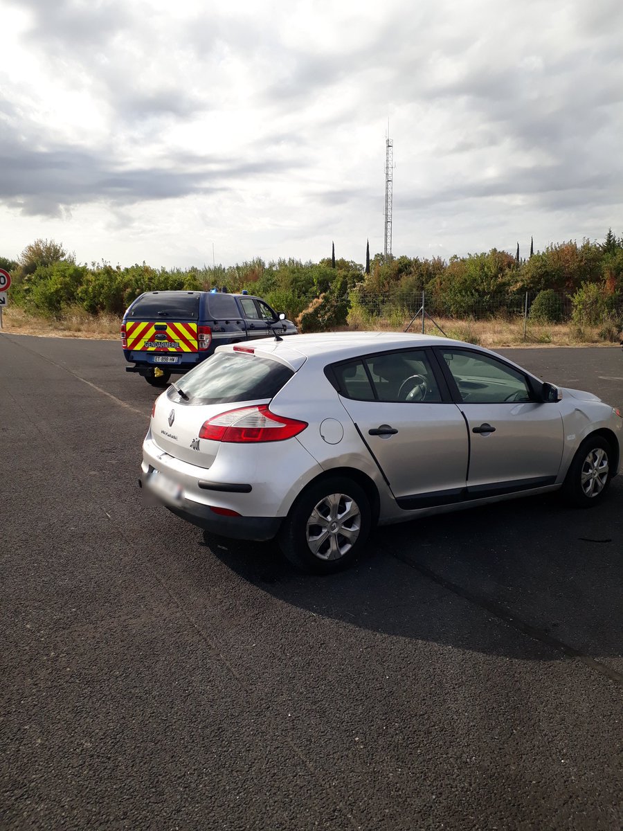 Gendarmerie's tweet photo. #Insolite #Fozières Panne sèche pour cet individu, qui s'enfuit après une tentative de cambriolage sans regarder le niveau d'essence. ⛽️ #Oups 🤭
Les gendarmes du peloton motorisé de Clermont-l'Hérault n'en ont pas perdu une goutte et l'ont interpellé sur l'A75 @Gendarmerie_34 https://t.co/FjHcbw7DRl
