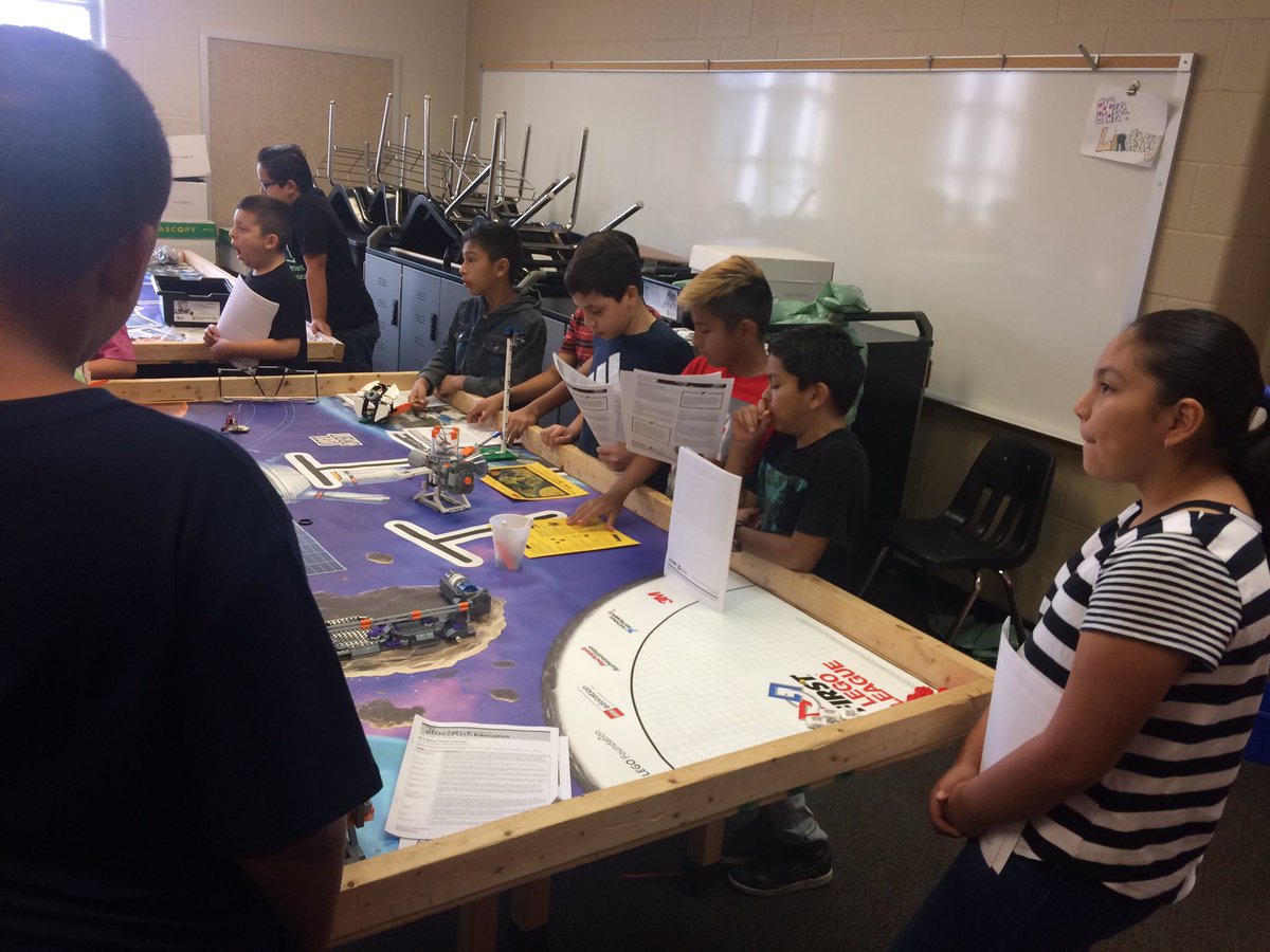 jacksonbronco's tweet photo. First day of clubs!!! Robotics:) @bozmanbroncos #bozstory18 https://t.co/EoOVZU2ZSg