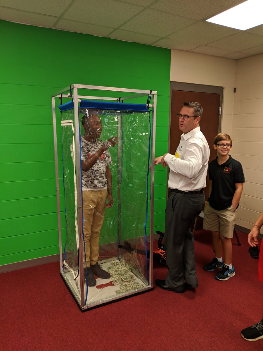 hockeytim30's tweet image. @LLTAcademy TV Production students shooting a video for @WrldsFinestChoc fundraiser. THIS VIDEO WILL BE SWEET! 😂🍫 #chocolate #LLTElectives #edtech #greenscreen #TV