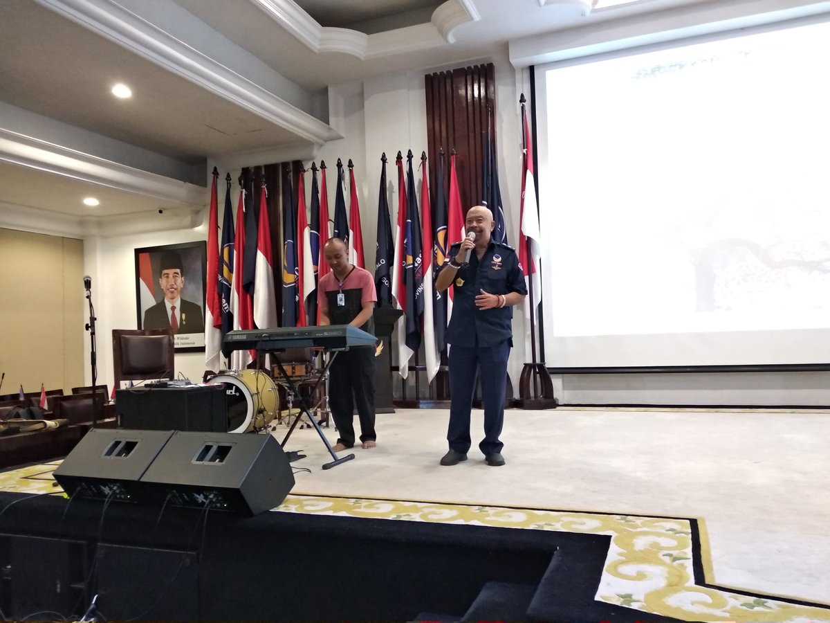 ABN_NasDem's tweet photo. Opa I.G.K Manila pun turut menyumbangkan sebuah lagu yang membuat para Mahasiswa merasa sangat dekat dengan Beliau. 

#ABNNasDem 
#ABNHebat
#OursABN https://t.co/xRiGS0rgbz