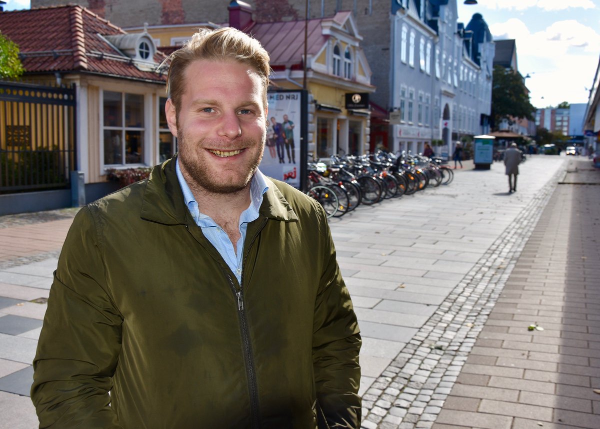 AlexanderJepse2's tweet photo. Glädjespridaren Ronny Hansson har stor roll i Alvesta SK 
Berättar om: Satsningen √ 
”Bänkpressmyten” √  
Vilka han ser som topplag i tvåan √ 
https://t.co/MHCqZQBMwm https://t.co/LkNsgxMhcO