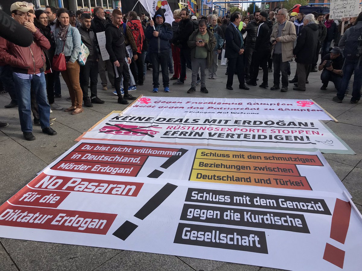 freundeskreisv's tweet photo. #ErdoganNotWelcome | 16:05 |Demonstration „Erdogan not welcome!“. Berlin, Potsdamer Platz, 28.9.18 | VIDEOS FOLGEN | @ErdoganNot https://t.co/5maIkuboQK https://t.co/NVH18Cjx9G