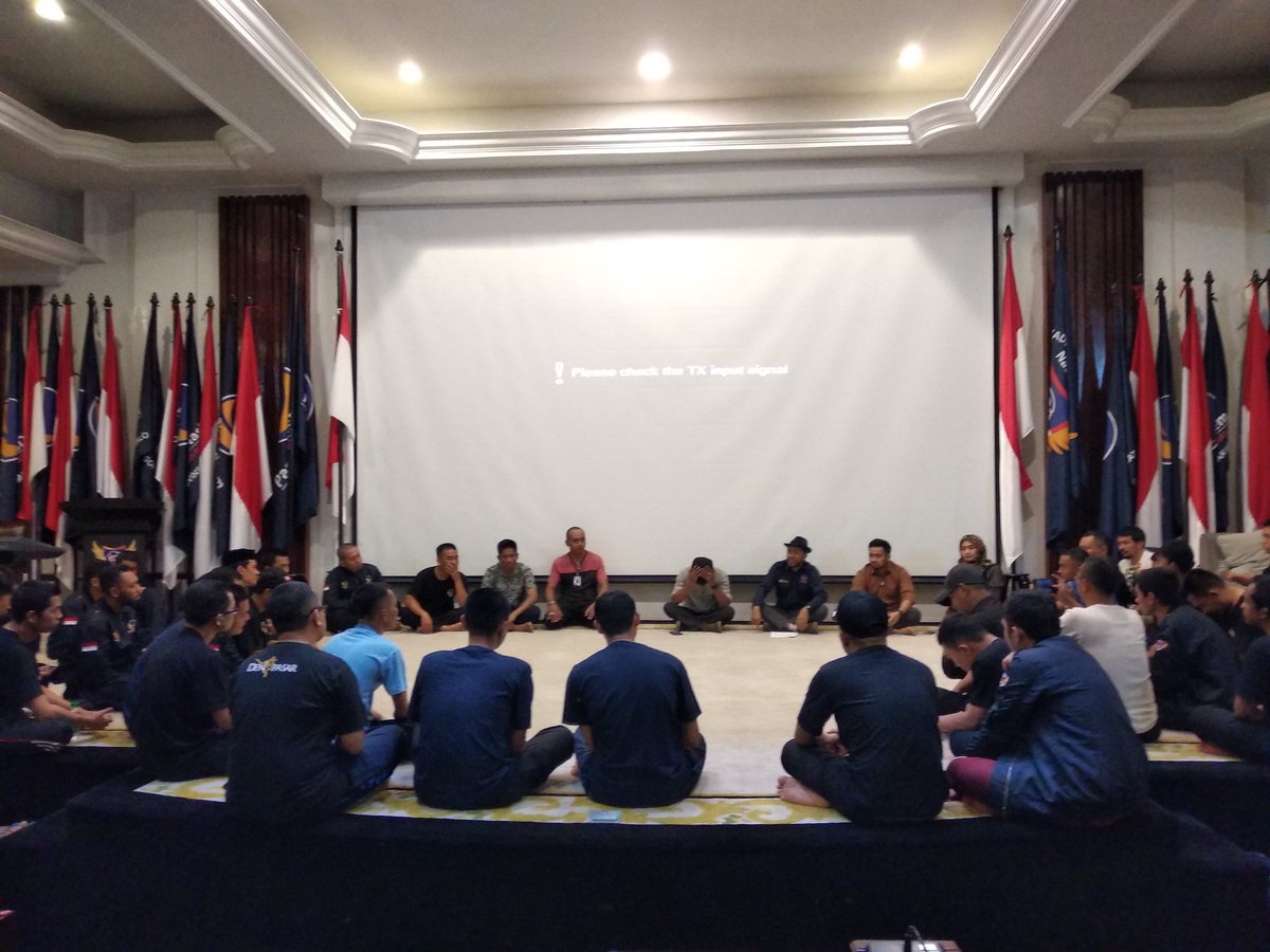 ABN_NasDem's tweet photo. Latihan Teater Petrikor ABN Partai NasDem malam ini sangat istimewa karena dihadiri oleh Gubernur Akademi Bela Negara, Opa I.G.K. Manila dan mendapat apresiasi luar biasa.

#ABNNasDem 
#ABNHebat
#OursABN https://t.co/E2PNeOkmWs