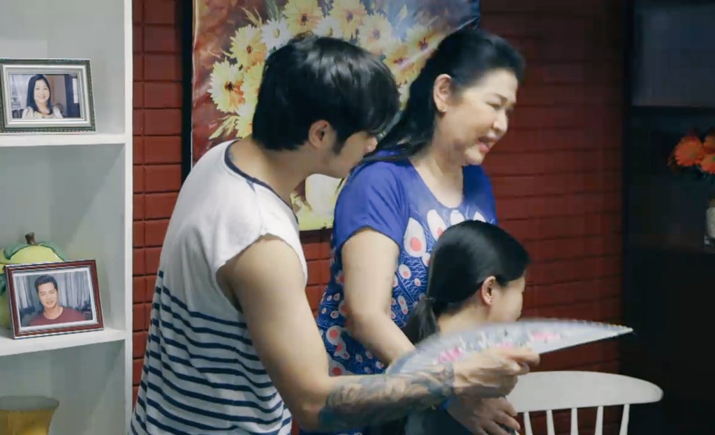 superkdkd's tweet photo. Lola Becca and Kuya Ato, trying to pacify Shiela. May dala talagang pamaypay si Kuya Ato. Hahahaha
@delavinkisses
#PlayHouseQuickEscape
#PushAwardsTeamKisses https://t.co/YxLhB9oDMK