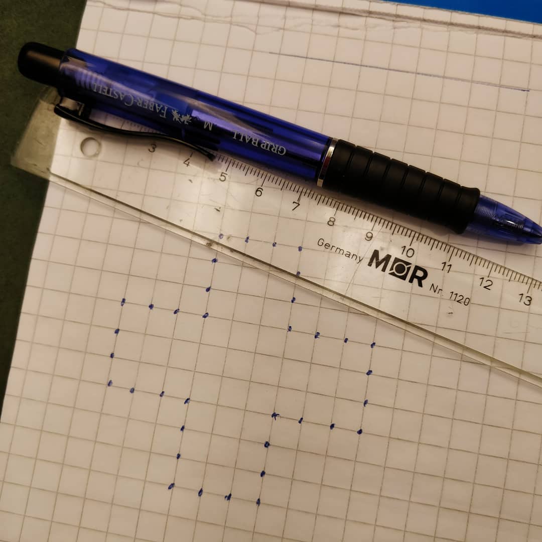 KatiTLahtinen's tweet photo. Osaisitko aloittaa tästä pelin?

#peli #paperi #kynä #viivotin #viisipistettä 
#game #paper #pen #ruler #fivedots https://t.co/8qYCbr1yiR