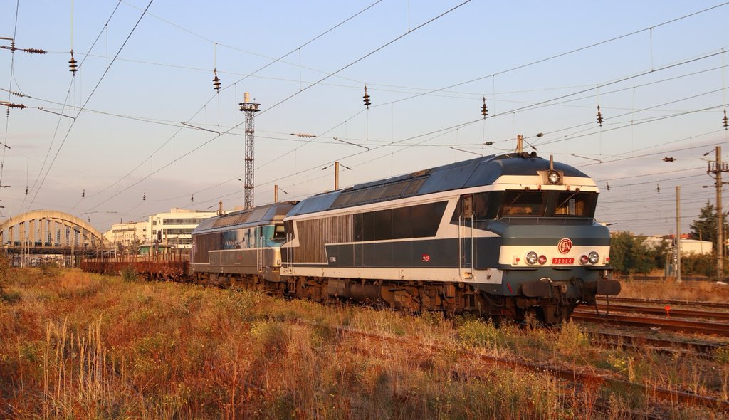 elpitch's tweet photo. Deux vieilles mémères stationnaient devant le dépôt du Bourget ce matin. Aucune idée sur leur prochaine utilisation! @GroupeSNCF #CC72084 #PhotoSNCF https://t.co/xYG79Koutp