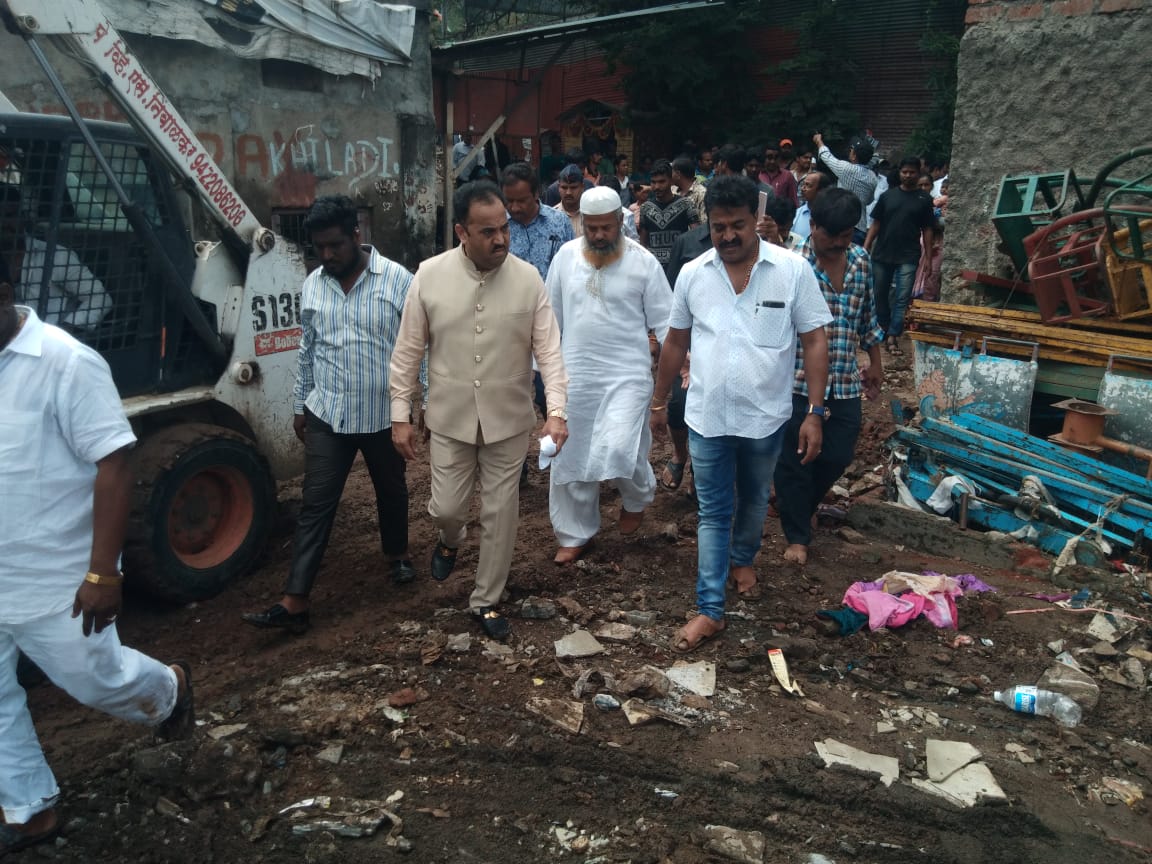 MPSanjayKakade's tweet photo. दांडेकर पूल कॅनॉल दुर्घटनाग्रस्तांना तातडीच्या मदतीसाठी 50 लाख रुपयांची खासदार फंडातून मदत दिली आहे. ही मदत त्वरित देण्यासंदर्भात जिल्हाधिकाऱ्यांना पत्र दिले आहे. तसेच, दोषींवर कडक कारवाई करावी आणि पीडितांच्या कायमच्या पूनर्वसनासाठी मुख्यमंत्री फडणवीस साहेबांना लवकरच भेटणार आहे. https://t.co/D88fczgcwr