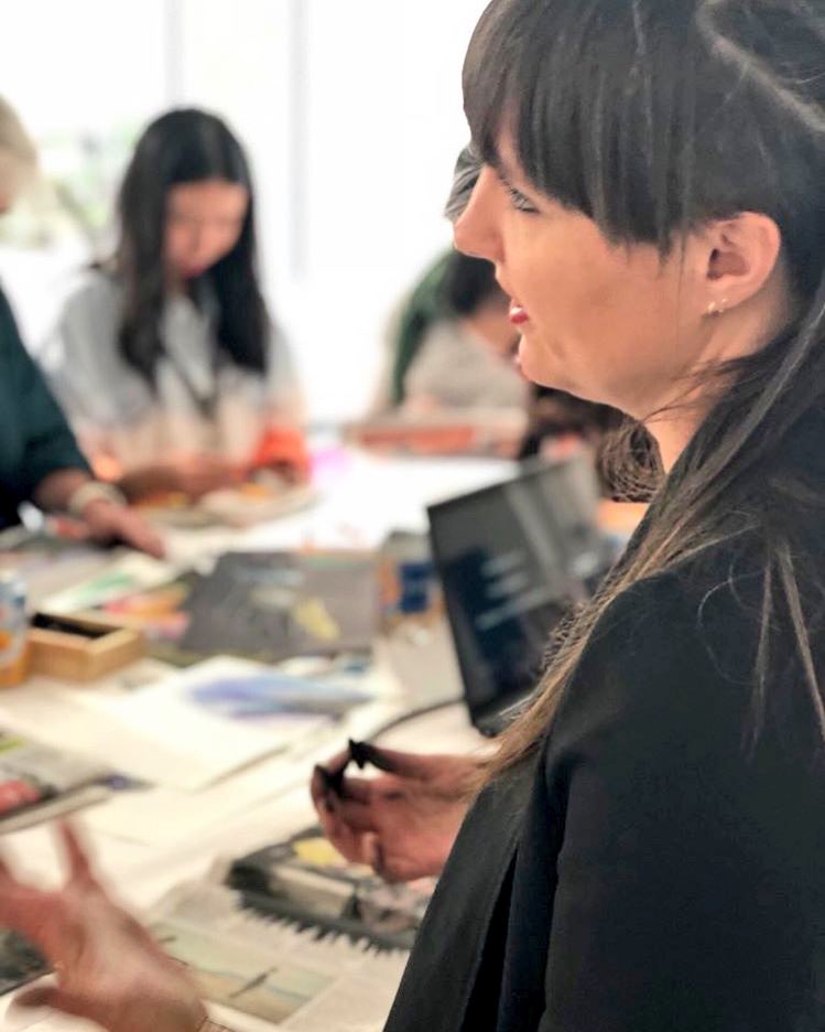 MillikenEurope's tweet photo. #flashbackfriday to when @LizAtkin joined us for #CDW2018 - Following our #wellness theme Liz hosted the ‘Drawing to relax the Mind’ talk and workshop ✏️ Our #wellzone produced some great #mindful charcoal creations and helped raise awareness of the importance of #selfcare 🌟 https://t.co/vwrZVA3KXR