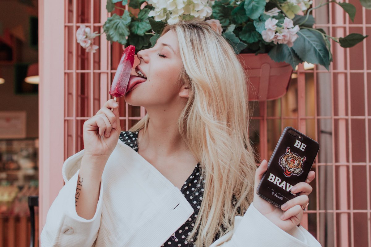 krusettecom's tweet photo. Hey babes!👏 Ya estamos de vuelta y traemos un bombazo💣Estamos súper emocionados porque estrenamos nuestra primera colaboración con @_anitamatamoros 2 carcasas exclusivas diseñadas por ella ¿No os encantan?
👉🏽 Compra ya para todos los móviles desde el enlace de nuestro perfil https://t.co/R8zEtxpXL2