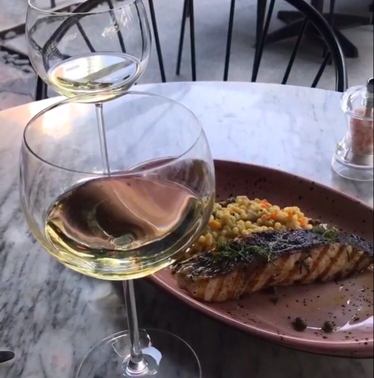 SuvlaWines's tweet photo. Balık mevsimiyle beyazlar da sahnede🍷 Reserve Roussanne Marsanne ⭐️ Dengede asidite, beyaz çiçek notaları eşliğinde kıvamlı, uzun meyvemsi bitiş #winepairing #wine #suvla #suvlawines #roussanne #marsanne #reservewine #whitewine #lunch #wineandfish #winelovers #turkey https://t.co/tApjQEQpox