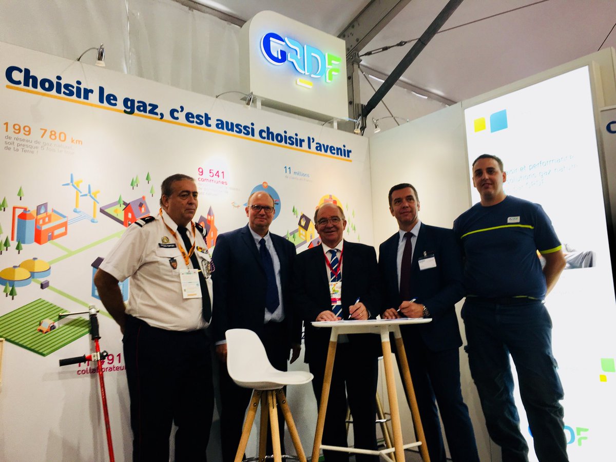 ThomasSimonnet's tweet photo. En direct du stand GRDF du 125eme congrès National des Pompiers.
Signature de la convention GRDF/Pompiers volontaires pour notre référent d’équipe d’Amberieu en Bugey, Jonathan Cogni.👍🏻💪
#fiers d’être gazier # chaine de sécurité sdis de l’ain# AI PAB https://t.co/1zQq9aUUY6