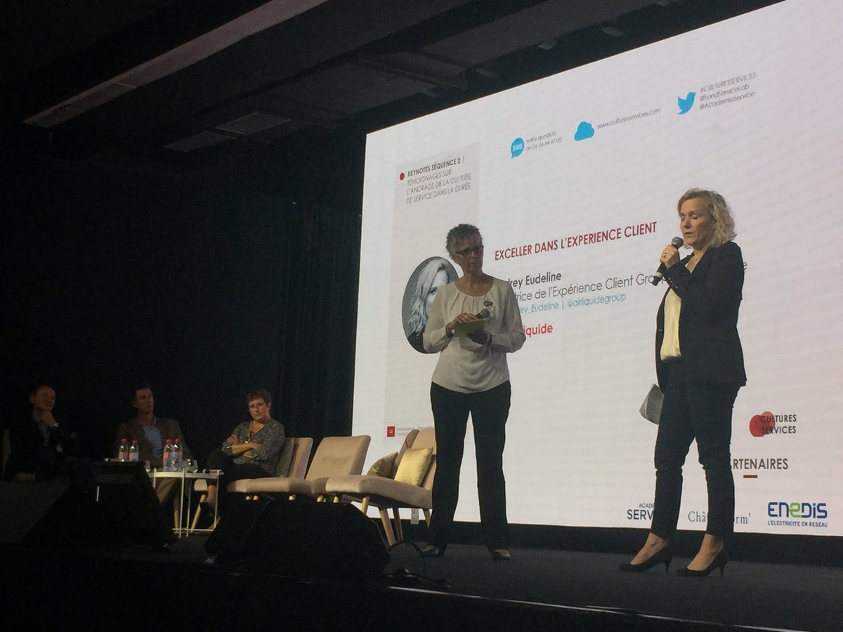 ThierrySpencer's tweet photo. @Audrey_Eudeline @airliquidegroup sur la scène du colloque #CulturesServices « exceller dans l’ #experienceclient » https://t.co/KiS2DJMiTC