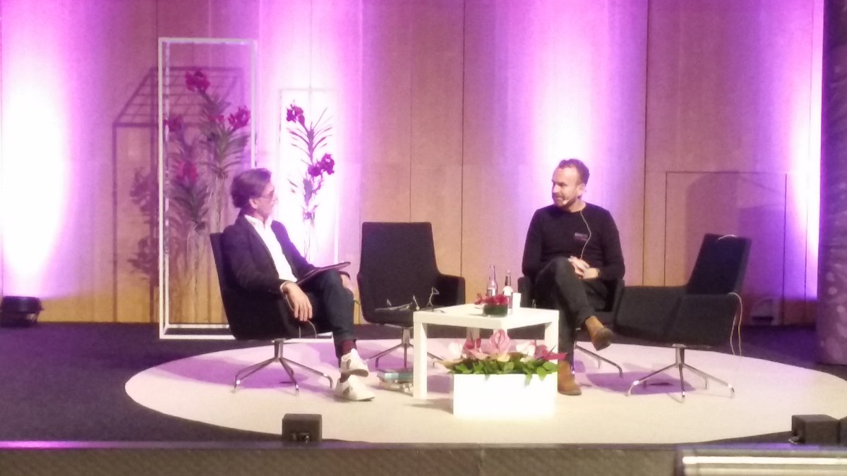 emergarryedit's tweet photo. #meg #bokmässan @matthaig1 giving an inspired talk about living in today's techy world https://t.co/U09E2WPZxv