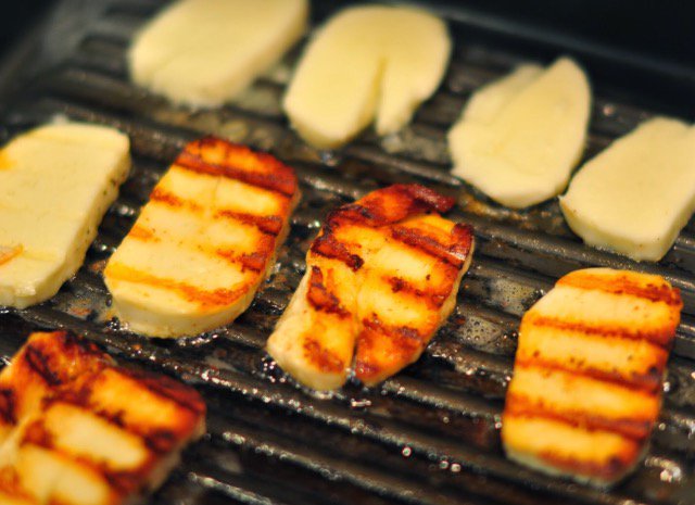 Lekkere rucolasalade met gegrilde haloumi, gedroogde vijgen, komijn en bonenkruid vanavond op het menu! #salade #haarlem