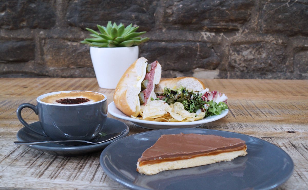CastleyardCafe's tweet photo. Fancy getting away from the cold with a cup of tea and a slice of cake? Come down to our cafe and soak up the historic atmosphere of our 1,000 year old castle! We look forward to seeing you! #Oxford #Cafe #AllWelcome https://t.co/amcw2cey0C