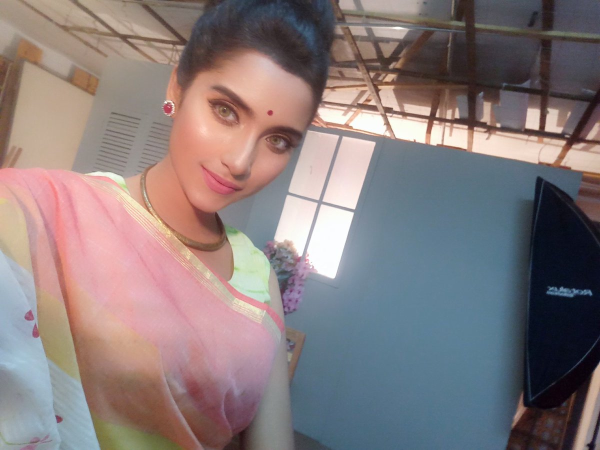 mousumofficial's tweet photo. Nabarupa shoot.. 

#Mousum #Bangali https://t.co/QSyAAdqqW3