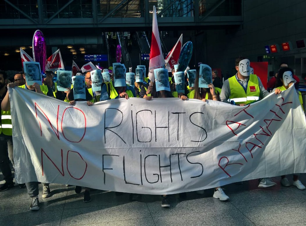 CabinUnited's tweet photo. Ryanair Cabin Crew strike this morning at Frankfurt ✊
#cabincrewunited, #ryanairmustchange https://t.co/3ijAc7l8kl