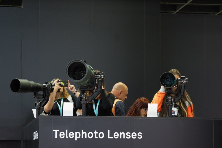#photokina2018 Na veletrhu si můžete vyzkoušet spoustu věcí na vlastní kůži. Jako tyhle teleobjektivy #sigma