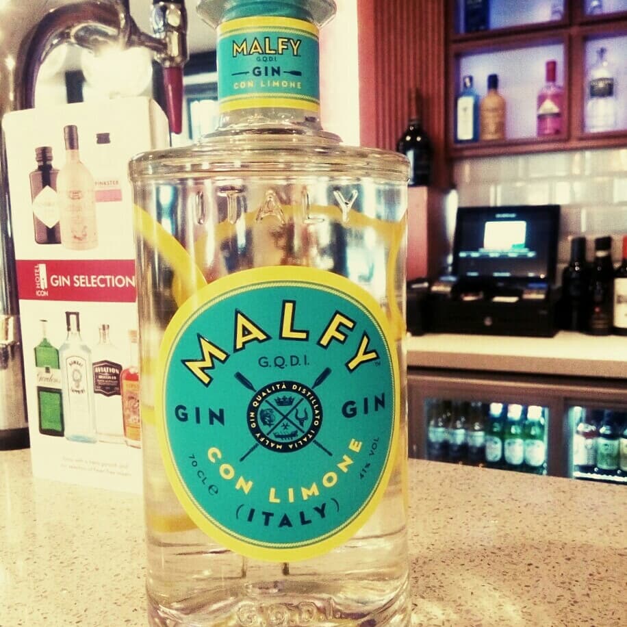 IconHotel_Luton's tweet photo. #Weekend is here!!! 
#Gin or #Rum ... Or, why not #both?!  Join us. #IconHour 5-6 pm. 
#spicedrum @deadmansfingers 
#ginandtonic @MalfyGin 
#stylishurbanretreat https://t.co/eYgcgrtxZk