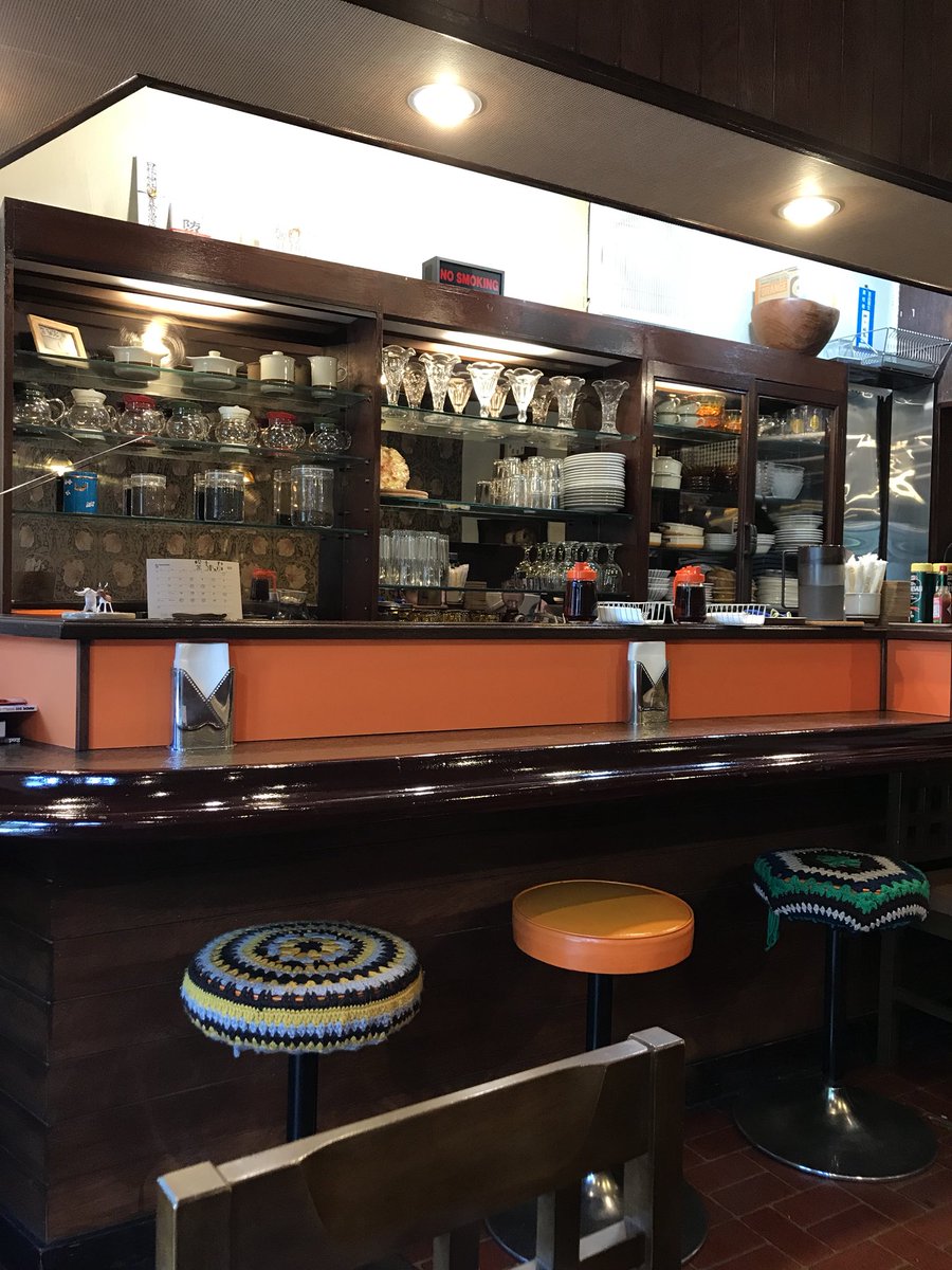 あき 町田の喫茶ちゃっぷで厚焼きホットケーキ 茶色とオレンジを基調とした カウンターとテーブル3つのみのレトロな店内 焼いてる時から店内いい香り ホットケーキはさくふわもっちりでなんだか変わった食感でおいしい ドリンクはたっぷり