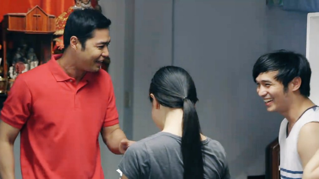 superkdkd's tweet photo. Now it's Kuya Marlon's time to be emotional. Ato teased him na may luha na daw sa mga eyes nya. Shiela is so loved by the Ilabans. She's treated like she's a blood-related family :)
#PlayHouseQuickEscape
#ABSCBNBallFanFave Kisses Delavin
#PushAwardsTeamKisses https://t.co/G2objw5S6u