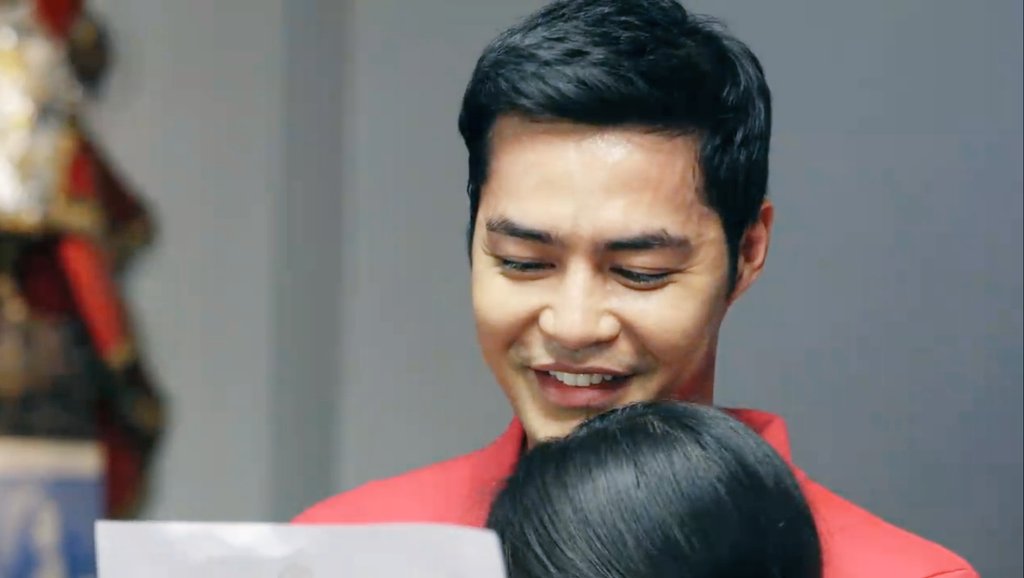 superkdkd's tweet photo. Now it's Kuya Marlon's time to be emotional. Ato teased him na may luha na daw sa mga eyes nya. Shiela is so loved by the Ilabans. She's treated like she's a blood-related family :)
#PlayHouseQuickEscape
#ABSCBNBallFanFave Kisses Delavin
#PushAwardsTeamKisses https://t.co/G2objw5S6u