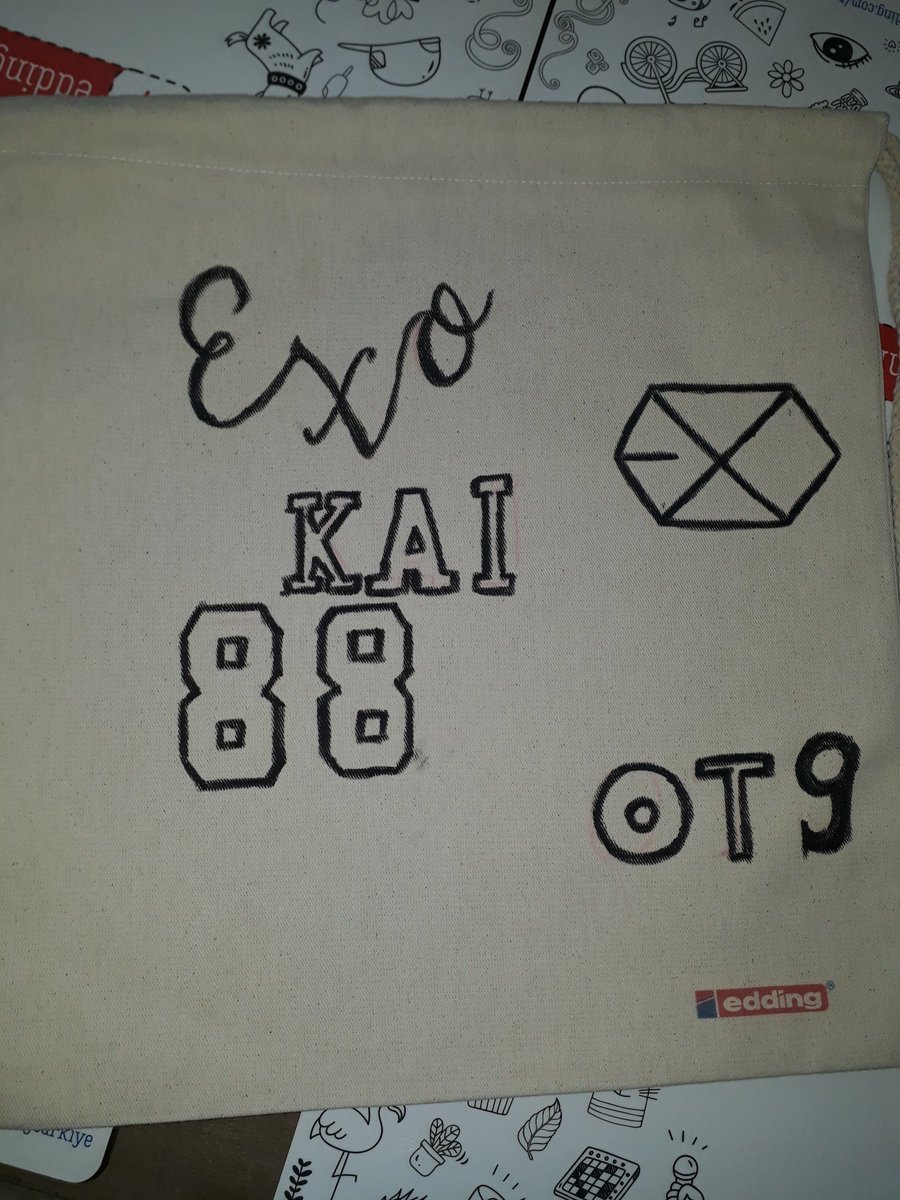 bcycurlstagsss's tweet photo. Bugün iş yerindeJapon ferstivali #comikon vardı. Kumaş boyama yaptım. Tabii ki aklıma ilk gelen canım #EXO mdu. Çöp adam çizemeyen ben elimden bu kadarı geldi. Ama yine de çok güzeeeeeeel😍😍 Ay ben bunları kullanmaya kıyamam ki https://t.co/C1TZL0pVX1