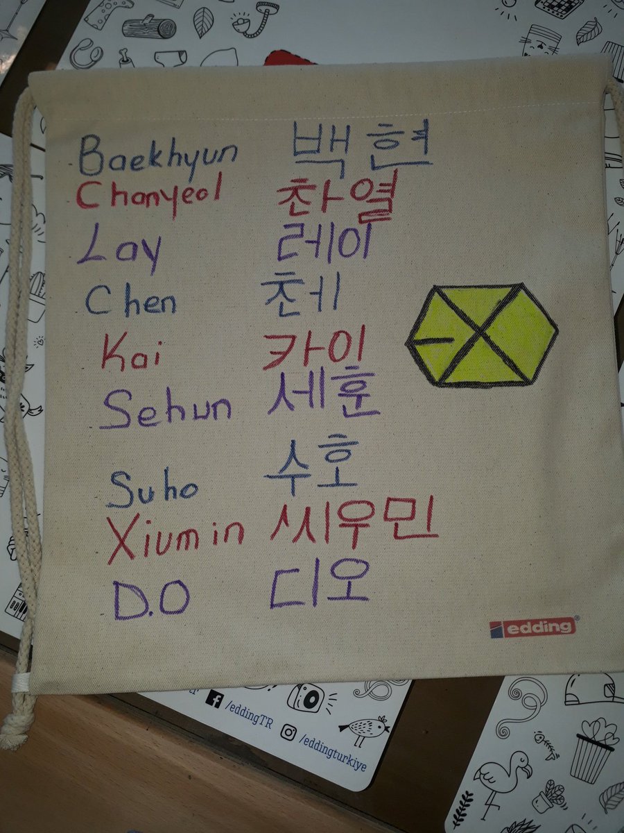 bcycurlstagsss's tweet photo. Bugün iş yerindeJapon ferstivali #comikon vardı. Kumaş boyama yaptım. Tabii ki aklıma ilk gelen canım #EXO mdu. Çöp adam çizemeyen ben elimden bu kadarı geldi. Ama yine de çok güzeeeeeeel😍😍 Ay ben bunları kullanmaya kıyamam ki https://t.co/C1TZL0pVX1
