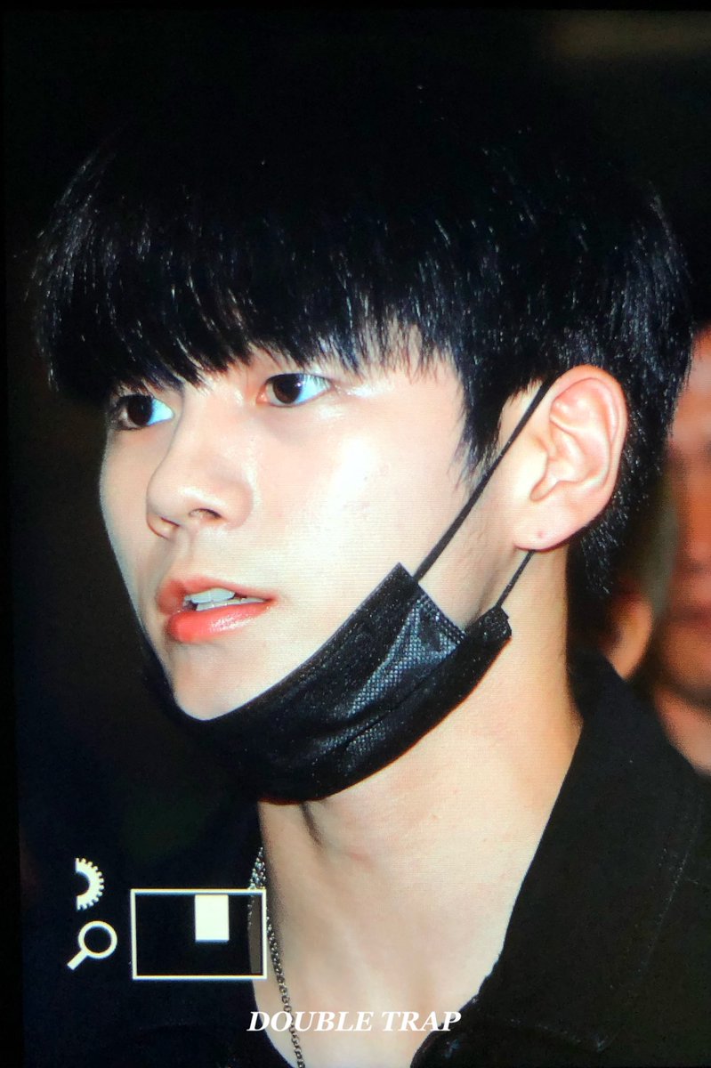 doubletrap_sw's tweet photo. 180928 ICN 출국 #성우 #옹성우 #ongseongwu #WANNAONE #워너원 https://t.co/KYyxHJvJ2M