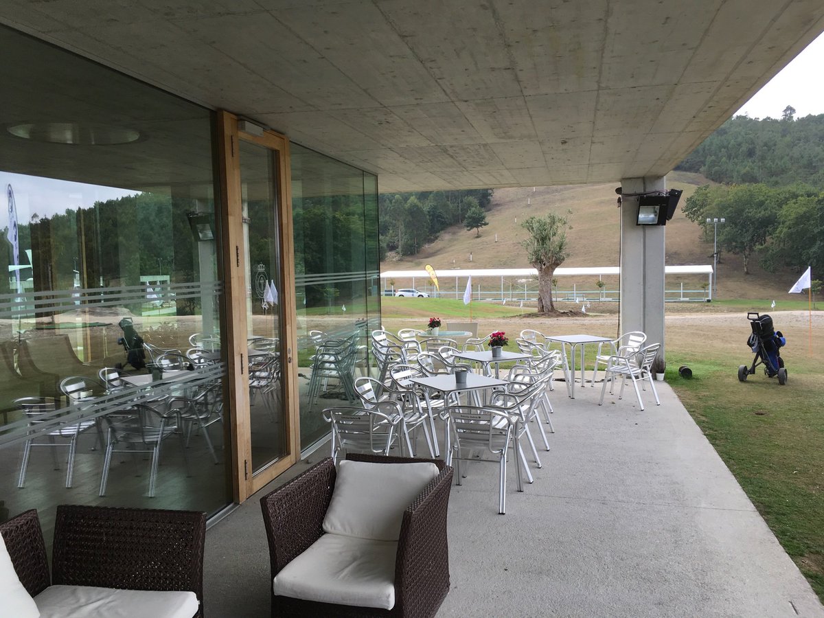 golfcopegal's tweet photo. @aeroclubstgo un perfecto escenario para esta gran final del circuito Cope Galicia. Acompañados por nuestros partners. TORNEIRO, AUGA DE PARADA, YUTRAVEL, GADIS, Y MURPROTEC. https://t.co/OjSwuqd38f