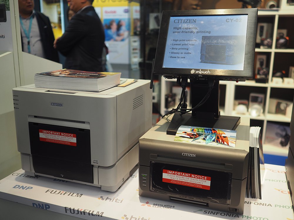 CitizenPhotoPr's tweet photo. Today is the penultimate day of #Photokina 2018 so there's still time to meet some of our partners.

@PhotomartEurope can be found in hall 3.1, stand C11, where you'll see #CITIZEN #Photo #Printers &amp; demos of our #PrintManager #Software.

@photokina https://t.co/wgBshbRMaf