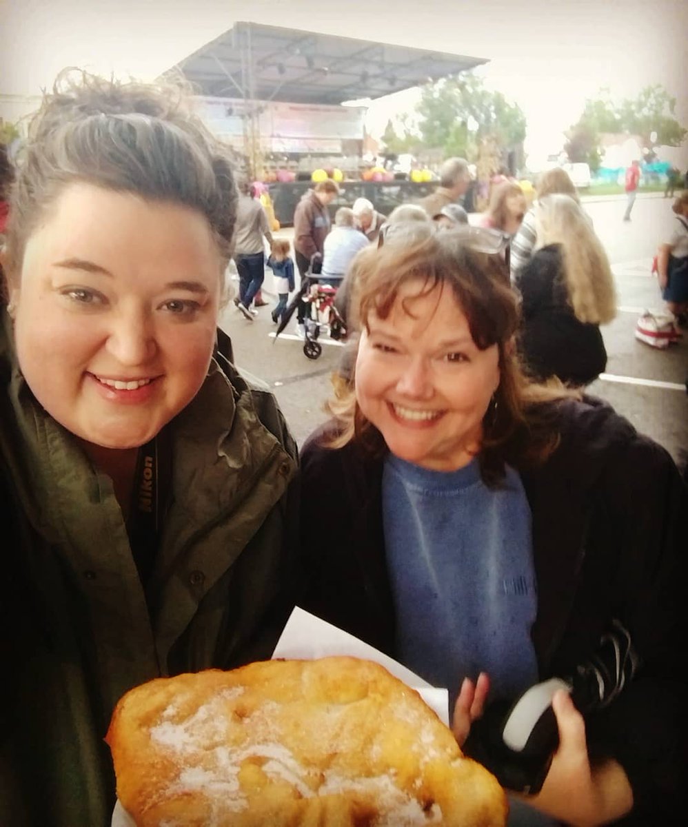 MrsPamelaDixon's tweet image. #Wendys1stselfie
#pumpkinshow2018
#elephantear
#sweetTIGERS
