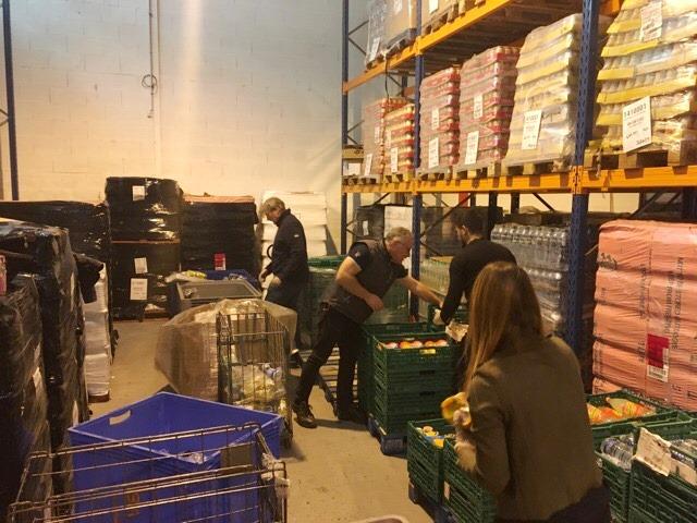 Bayer_FR's tweet photo. [#Bayer] Motivés et engagés, nos équipes d'Environmental Science aident les bénévoles de la @BAlimentaire69 dans le tri des dons alimentaires collectés. Merci pour votre implication ! 👍 #GESCSD https://t.co/cGZC9xNkUw