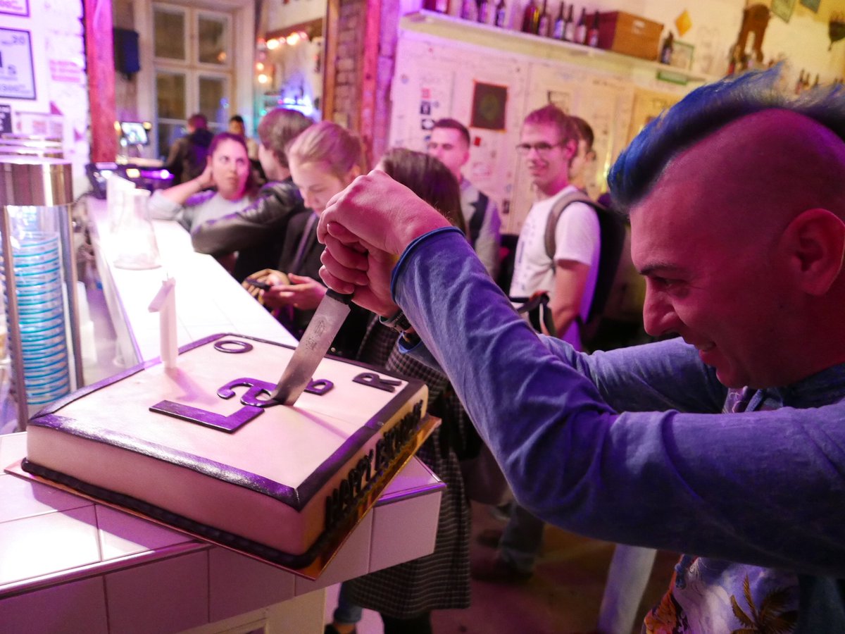 madscientisthun's tweet photo. Thanks for showing up yesterday ❤ to give blood, 🍰 to try Blackberry Smiggles Cheesecake Pale Ale for the first time on tap and to 🎉 celebrate Labor bar's 1st bday. You're the best! #laborbar #budapest #followthescientist #szimplakert #madscientist https://t.co/CHE92zfLny