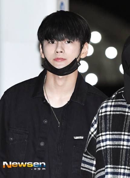 RE_ONG950825's tweet photo. 블랙 간지👍🏻👍🏻👍🏻👍🏻 내가 생각했던 것보다 더 잘 어울려❣️❣️❣️ 예쁘게ㅜ입어 줘서 너무 너무 고마워😭태국에서도 파이팅💪🏻💪🏻💪🏻💪🏻 https://t.co/hZiSV6f8Ae
