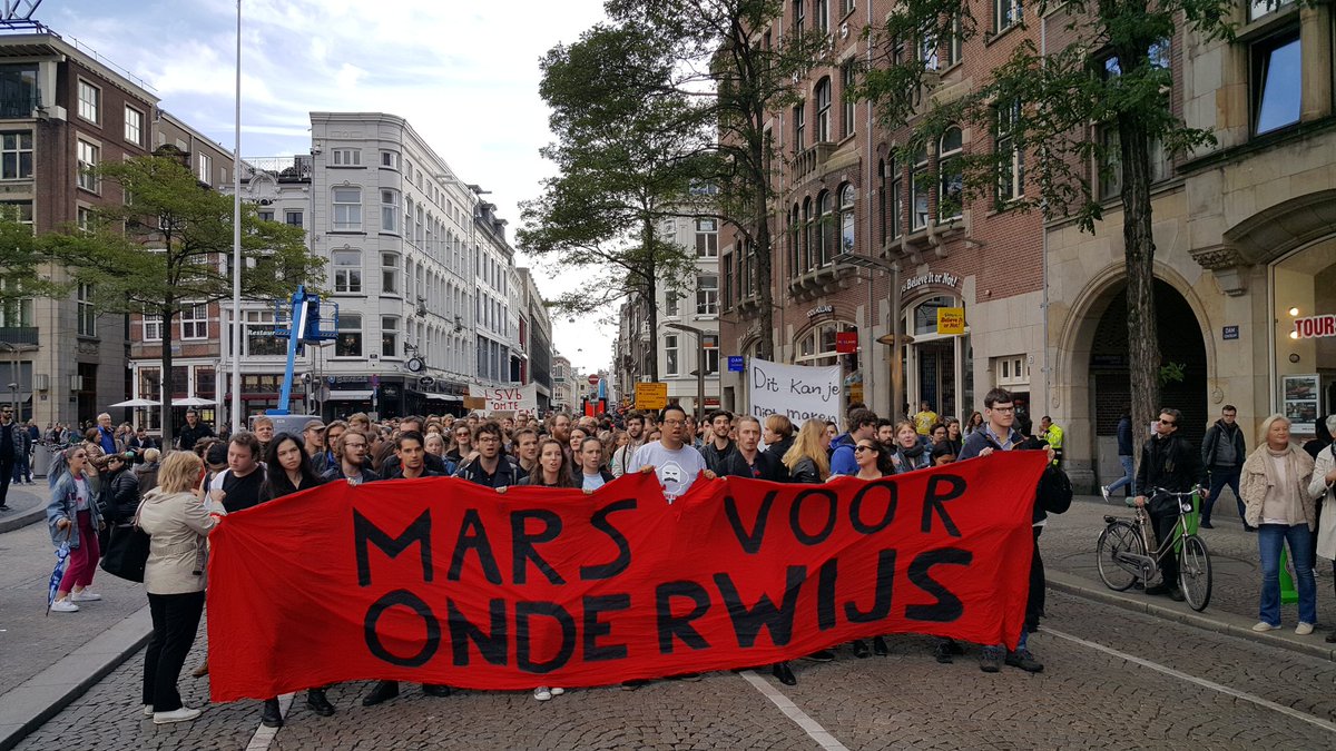 PersburoUNN's tweet image. Studentendemo aangekomen bij bezetting van de #UvA in de #Spuistraat in Amsterdam. #LSVB