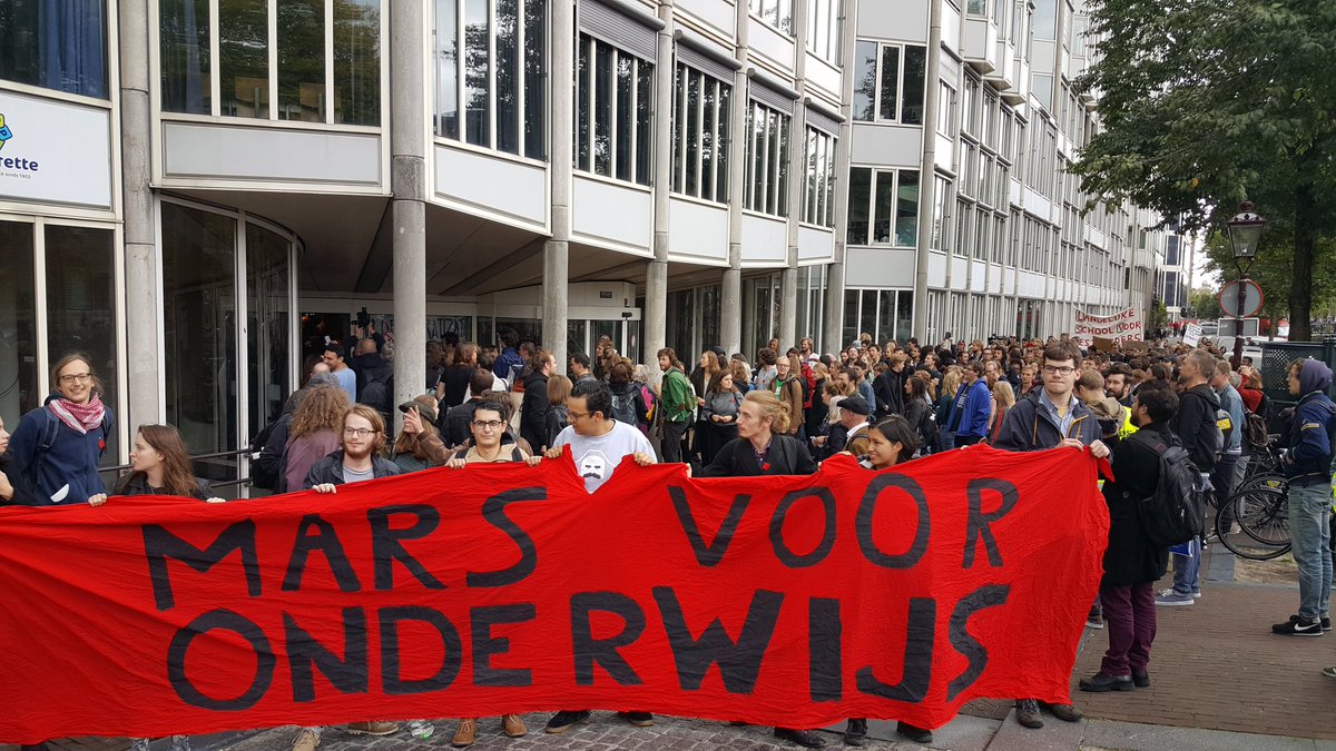 PersburoUNN's tweet image. Studentendemo aangekomen bij bezetting van de #UvA in de #Spuistraat in Amsterdam. #LSVB