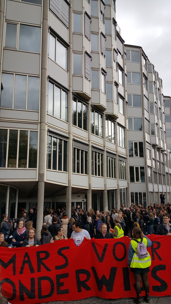 PersburoUNN's tweet image. Studentendemo aangekomen bij bezetting van de #UvA in de #Spuistraat in Amsterdam. #LSVB