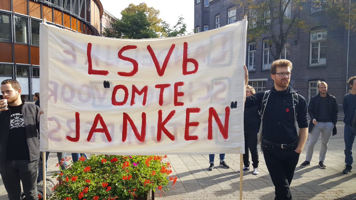 PersburoUNN's tweet image. Studentendemo aangekomen bij bezetting van de #UvA in de #Spuistraat in Amsterdam. #LSVB