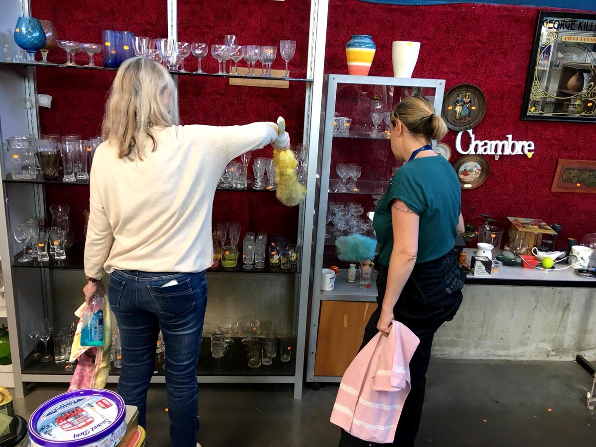 Bayer_FR's tweet photo. [#Bayer] Nos collègues d'Environmental Science en pleine journée solidaire, engagés auprès de l'asso @EmmausLyon . Au programme : tri de vêtements et réparation de vélos. Bravo ! 👏 #GESCSD https://t.co/61JlZRGjCj