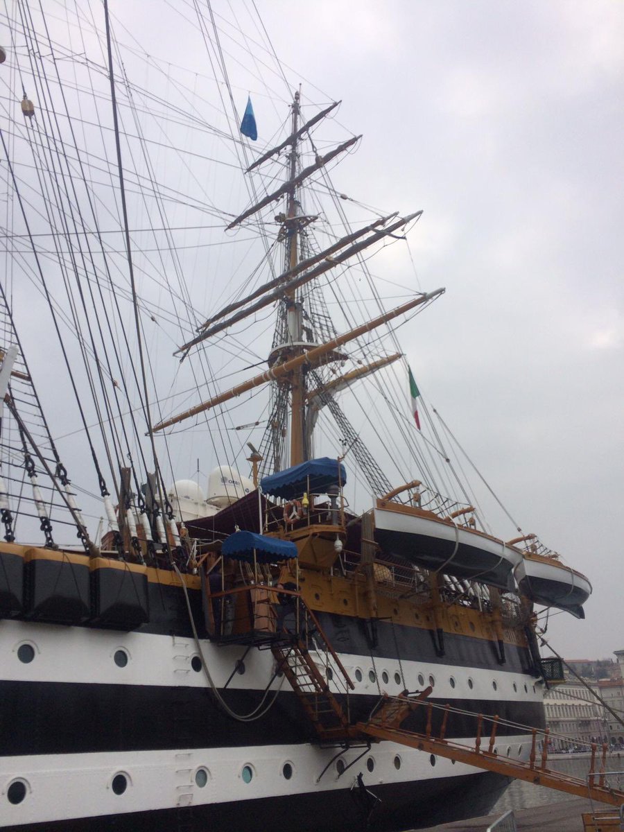 RodorigoEditore's tweet image. #28settembre Per la 3 edizione del #NaplesShippingWeek, fino a domani è possibile visitare gratuitamente 2 navi della @ItalianNavy : la Nave Rizzo e la #NaveVespucci, la nave più bella del mondo. 
.
.
.
napolidavivere.it/2018/09/21/ame…