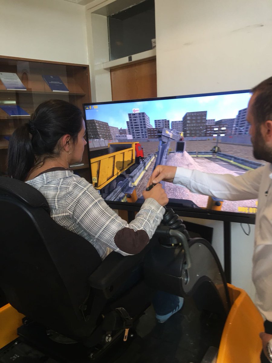 netlab_media's tweet image. 🎓#EDUCCON2018 konferansında #sanlab eğitim simülatörlerini deniyoruz. Teaching with simulations, #educationsimulation.