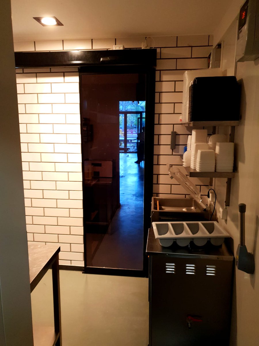 citoamsterdam's tweet photo. Foto 1 &amp; 2;
Privacy raamfolie 
Vanaf de binnenkant kan je naar buiten kijken (foto 2), vanaf de andere zijde kan je niet naar binnen kijken 
(foto 1, spiegeleffect).

Foto 3;
Raambestickering https://t.co/0NJJNOHegy