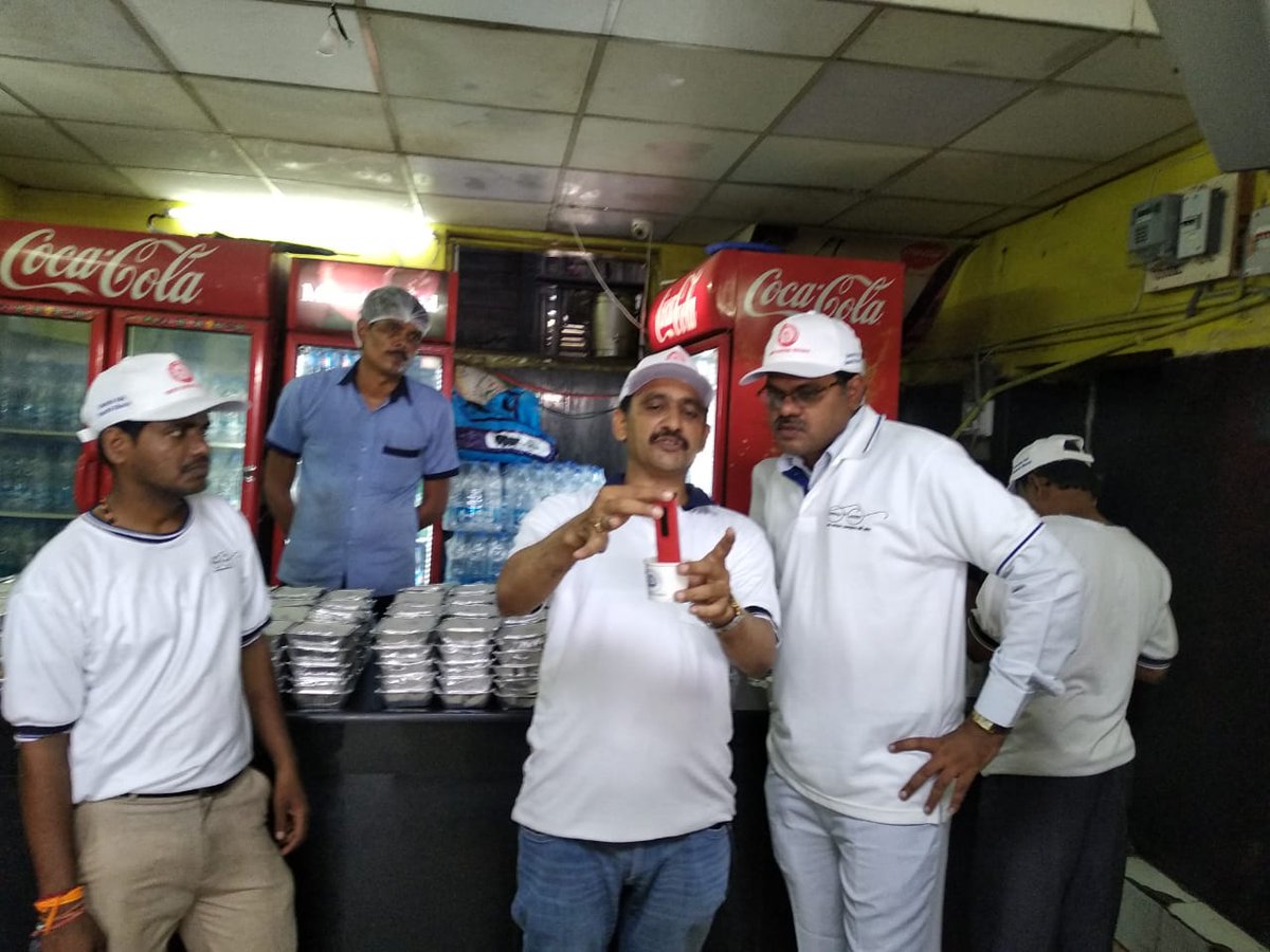 drmsecunderabad's tweet photo. #SwachhNeer (Clean water ) #Secunderabad Railway Staton #StationManager(gaz) #Chief HealthInspector, #SectionEngineer/Works checking RC, PH, TDS in drinking water #H2STest Water samples collected on Platform No1 #Static units. https://t.co/aE6S8Gou7q