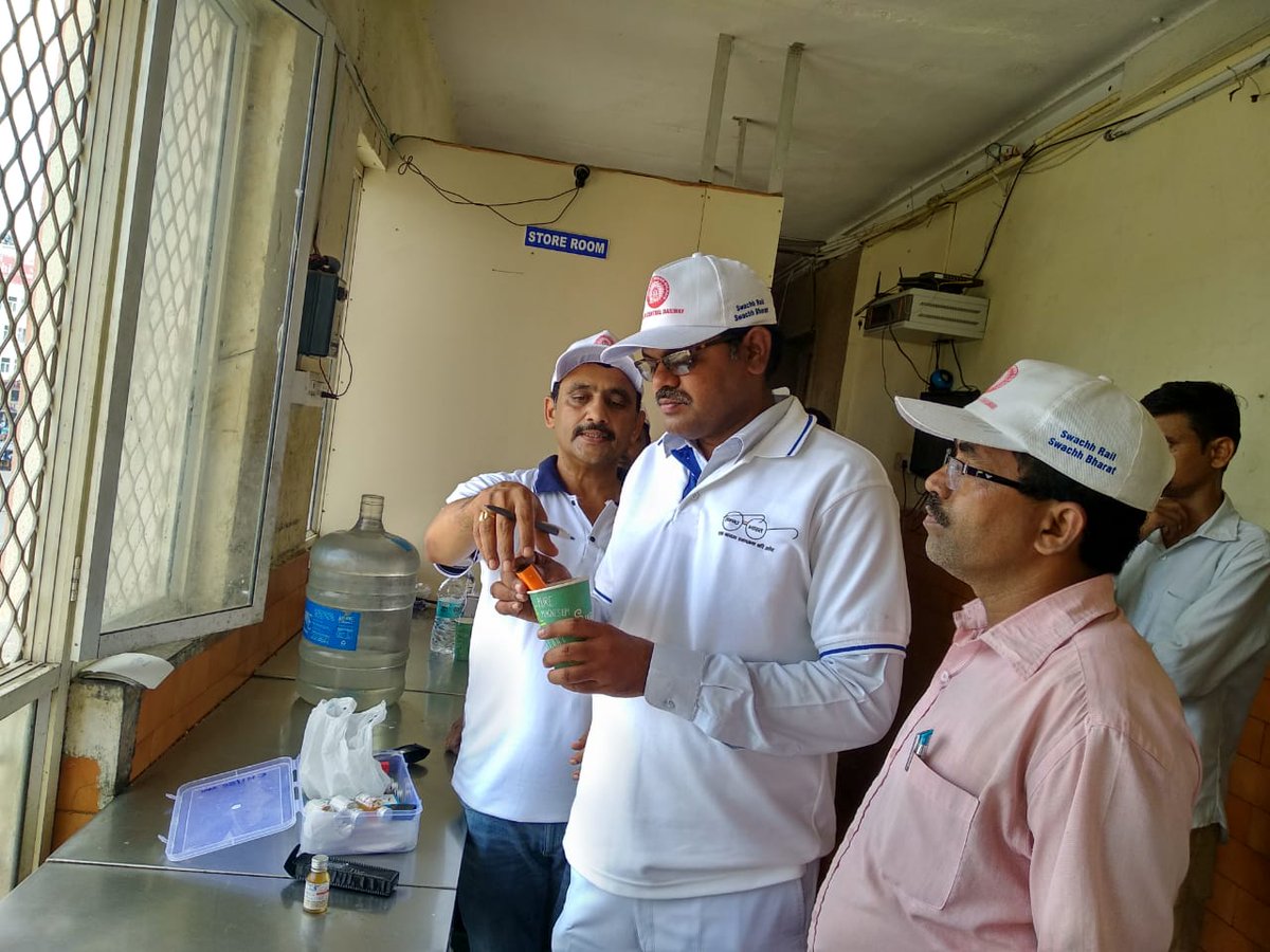 drmsecunderabad's tweet photo. #SwachhNeer (Clean water ) #Secunderabad Railway Staton #StationManager(gaz) #Chief HealthInspector, #SectionEngineer/Works checking RC, PH, TDS in drinking water #H2STest Water samples collected on Platform No1 #Static units. https://t.co/aE6S8Gou7q
